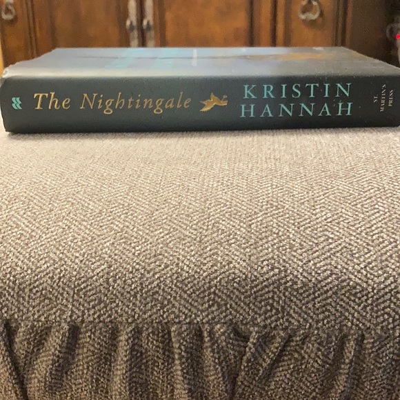 The Nightingale by Kristin Hannah - Picture 2 of 6